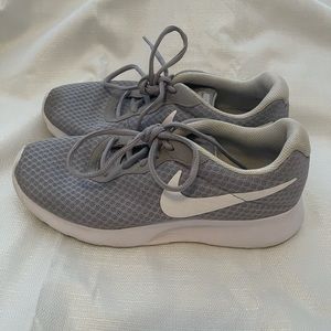 nike tennis shoes